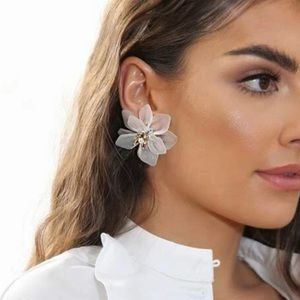 Flower shape earrings